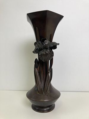 Высокая японская бронзовая ваза редкой шестиугольной трубчатой формы &laquo;Ирис&raquo;.
Корпус и основание 