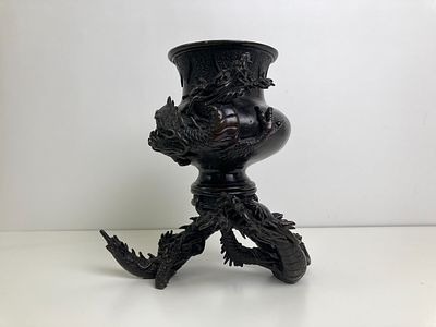 Старинная бронзовая курильница со сложным рельефным изображением дракона, обвивающего корпус 