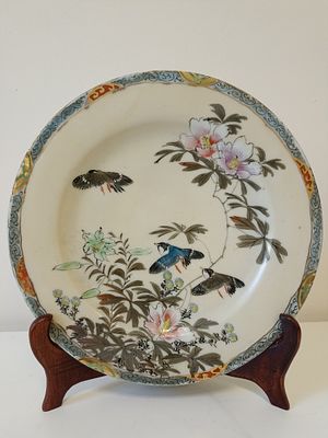 Изящная фарфоровая тарелка KUTANI ручной росписи. Украшена изысканной композицией цветов 