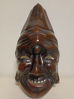 Японская маска, изображающая Каннон. Размер 35х21 см.
Каннон — богиня милосердия в японской 