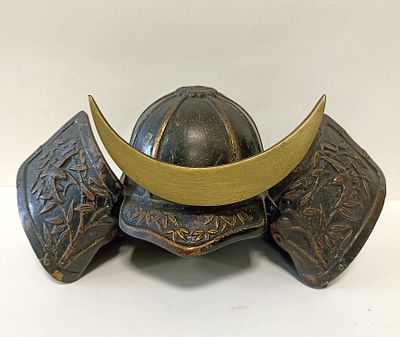 Декоративный шлем самурая с лунным гребнем и рельефным рисунком. Чугун, латунь.
Япония. 19 - 