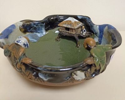 Большая (D=19cм) японская керамическая чаша Sumida Gawa с домиком внутри чаши и фигурками 