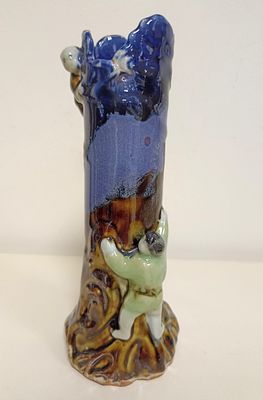 Японская керамическая ваза Sumida Gawa высотой 21 см с фигурками, вкарабкивающимися в вазу. 