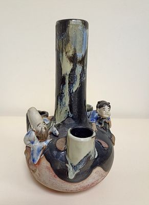 Японская керамическая вазочка Sumida Gawa высотой 18 см с фигурками, вкарабкивающимися в вазу. 