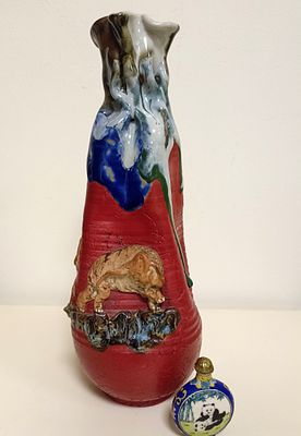 Большая (Н=31см) японская керамическая ваза Sumida Gawa с фигуркой слона и печатью с иероглифом.