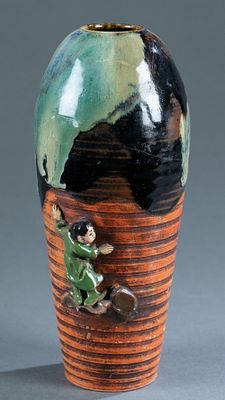 Японская керамическая ваза в технике Сумида Гава.
С изображением мальчика в национальном 