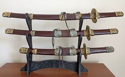 Коллекция из трех традиционных японских мечей КАТАН, декоративных, на подставке. 
Длина лезвия 