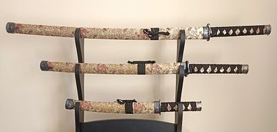 Коллекция из трех традиционных японских мечей КАТАН в богато украшенных тканью ножнах. 