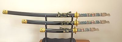 Коллекция из трех традиционных японских мечей КАТАН. Декоративные, на деревянной подставке. 