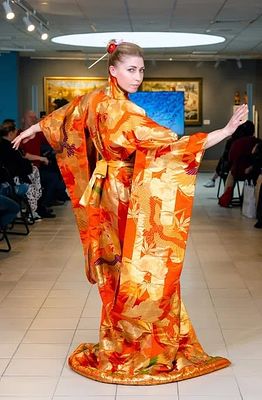 Раритетное зимнее богатоукрашенное японское кимоно Сусохики – кимоно гейш и исполнителей 