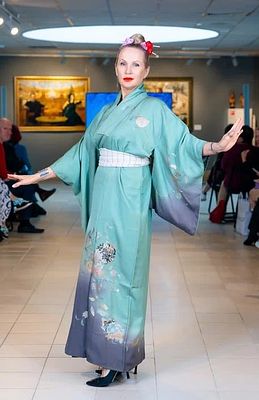 Японское кимоно Цукекаге в нежных пастельных тонах с традиционным японским рисунком. Цукекаге 