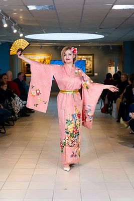 Старинное японское кимоно юката с изображением пионов и хризантем- символов Японии, спутников 