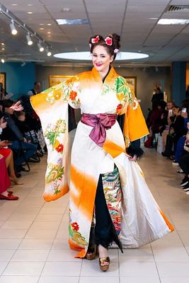 Раритетное зимнее богатоукрашенное японское кимоно Сусохики с изображением пионов - символов 