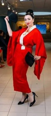 Старинное красное японское кимоно Иромудзи с классическим воротом. Иромудзи - однотонный наряд 