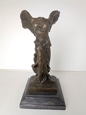 Старинная бронзовая скульптура "Ника Самофракийская" по образцу известной мраморной статуи 