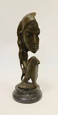 Бронзовая скульптура по мотивам Огюста Родена &laquo;Молящаяся&raquo; на мраморном основании. Подпись 