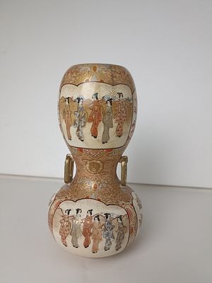 Японская фарфоровая ваза Сацума
(префектура Кагосима, мануфактура с XVI в.), с детьми, самураем 