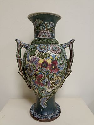 Японская высокая керамическая ваза Имари периода Тайсе (1912-1926) с объемным эмалевым декором 