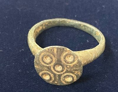 Древнеримское бронзовое кольцо с круглым навершием и графическим рисунком.
Диаметр 2 см 