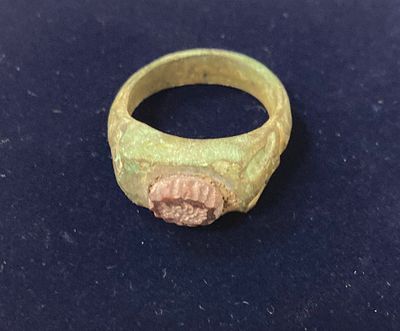 Древнеримский бронзовый перстень с инкрустацией розового стекла (или природного камня) с резным 