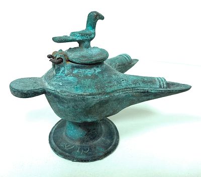 Более поздняя репродукция римской лампы с двойным носиком и откидной крышкой, увенчанной 