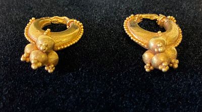 Топ-лот
Пара древнеримских серег из 22-каратного золота, II-III вв. н.э. Золотые ленточные 