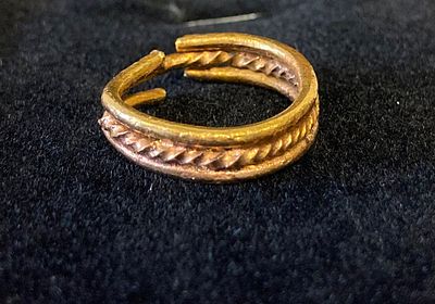 Золотое кольцо с витым центральным элементом
Древний Рим, 1-2 века н.э. 
Размер: 16–17 