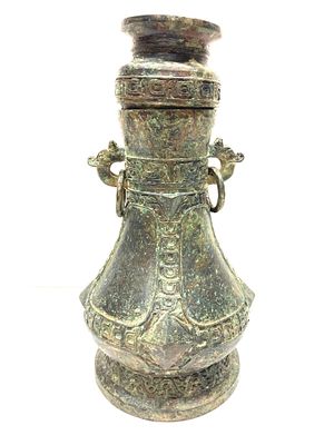 Обрядовая китайская бронзовая ваза с клеймом на дне. Высота 30 см.
Поздний повтор. 
Середина 20 