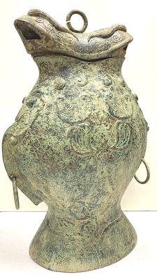 Красивый старинный массивный китайский сосуд, покрытый бронзой в архаичном стиле, с верхушкой в 