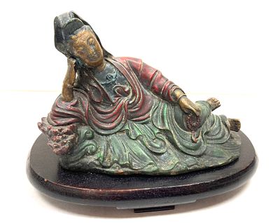 Античная китайская бронзовая статуэтка покоящейся Гуаньинь на подставке из цитаньского дерева. 