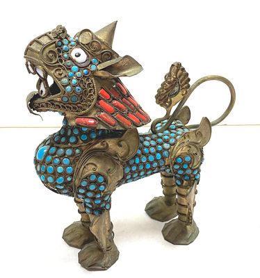 Флакон духов &laquo;Тибетский цилинь&raquo;, украшенный бирюзой и красным кораллом. Цилинь - мифическое 