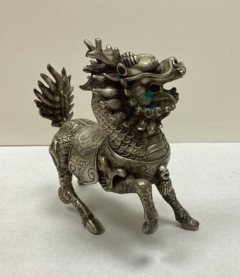Статуэтка китайского мифического зверя. Белый металл (вероятно, тибетское серебро). Вторая из 