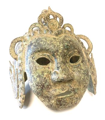 Древний китайский бронзовый шлем.
18-19 вв.
Высота 24 см
Китай
Провенанс: Из коллекции 