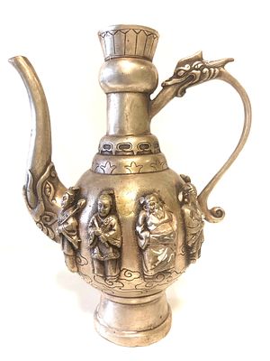 Старинный китайский графин из белой меди &laquo;Восемь бессмертных&raquo;.
Клеймо &laquo;Цянлун&raquo;.
Китай 
Н=19,5 