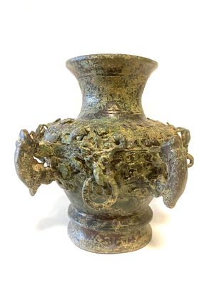 Старинный богато украшенный китайский кувшин в архаичном стиле.
Бронза
Предположительно конец 