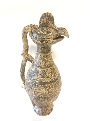 Старинный китайский винный сосуд в архаичном стиле с головой мифического петуха.
Бронза 