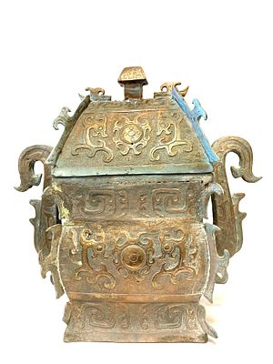 Архаичный китайский бронзовый сосуд с фигурной крышкой.
Высота 28 см.
Начало 20 в.
Провенанс: 