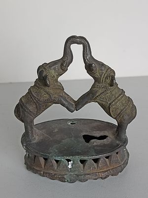 Антикварный бронзовый колокол-погремушка &laquo;Слоны&raquo; со звукоиздающими шарообразными деталями 