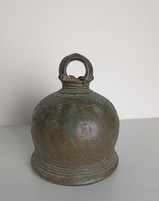 Большой бронзовый колокольчик для слона.
Н~13 см 
19 в.
У слоновьего колокольчика необычная 