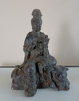 Старинная китайская бронзовая фигура &laquo;Гуаньинь на слоне&raquo;.
Гуаньинь - богиня (бодхисаттва) 