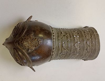 Гарда старинного восточного клинка пата.
Латная бронзовая рукавица, которая защищает руку до 