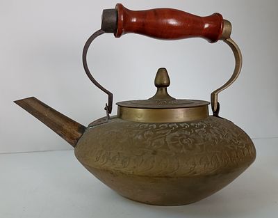 Индийский медный чайник ручной чеканки.
Чайничек традиционной восточной формы с деревянной 