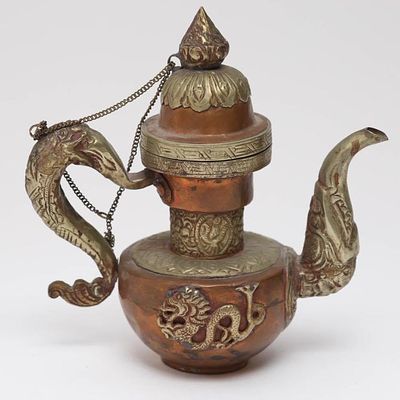 Тибетский кованый медный кувшин для вина с низкорельефным кованым орнаментом в виде драконов 