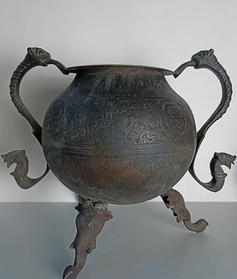 Старинный восточный бронзовый сосуд-котел на трёх выгнутых ножках в виде слонов, с двумя 