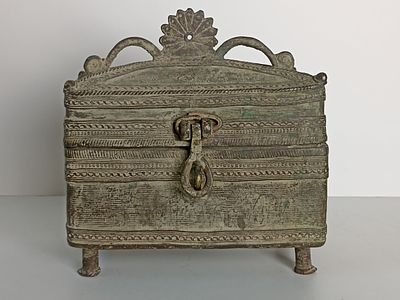 Медный ларец на ножках с замком, графическим декором по корпусу, украшенный дугами и 