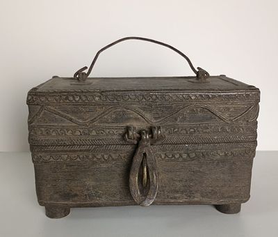 Старинный медный ларец на ножках с замком, изысканным графическим декором по корпусу и крышке. 