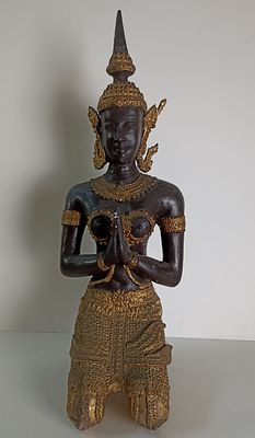 Большая бронзовая винтажная статуэтка &laquo;Будда в молитве&raquo;.
Темный и золоченный металл. 