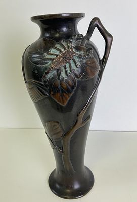 Старинная бронзовая ваза &laquo;Скорпион&raquo;
Ваза оригинальной обратной формы, украшенная рельефом с 