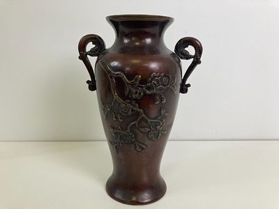 Бронзовая японская ваза &laquo;Цветы и птицы&raquo;.
Ваза классической формы с ручками во флористическом 
