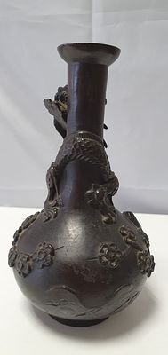 Старинная японская бронзовая ваза периода Мейдзи. С изображением змея-дракона, растительной 
